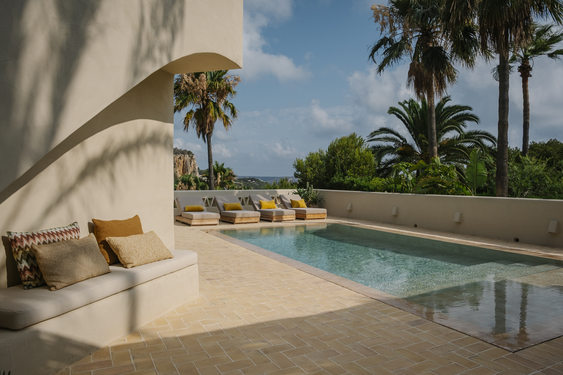Si, por favor, to this contemporary Mediterranean finca near Alicante