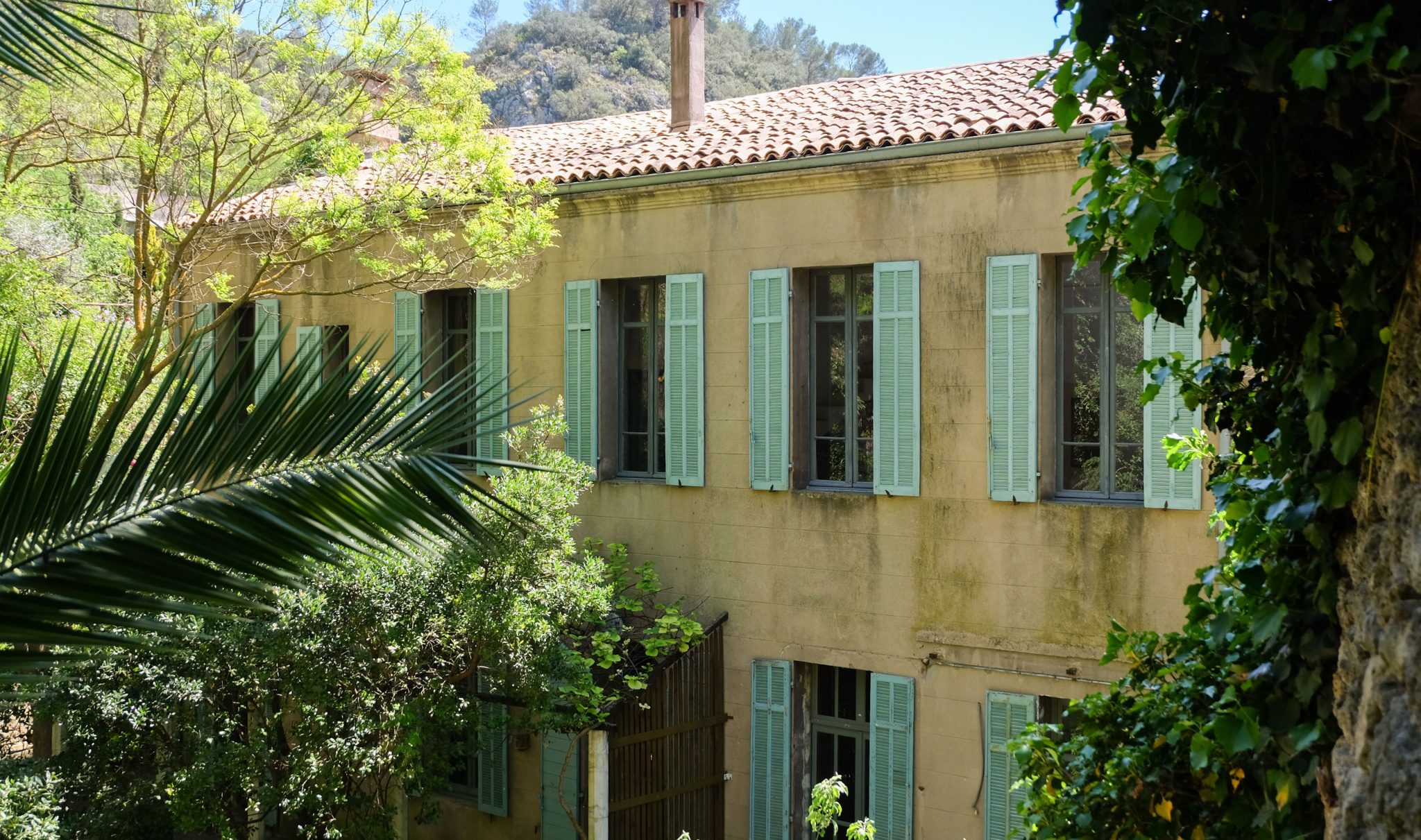 Move to Provence, where this artists’ home and lush garden have come to market