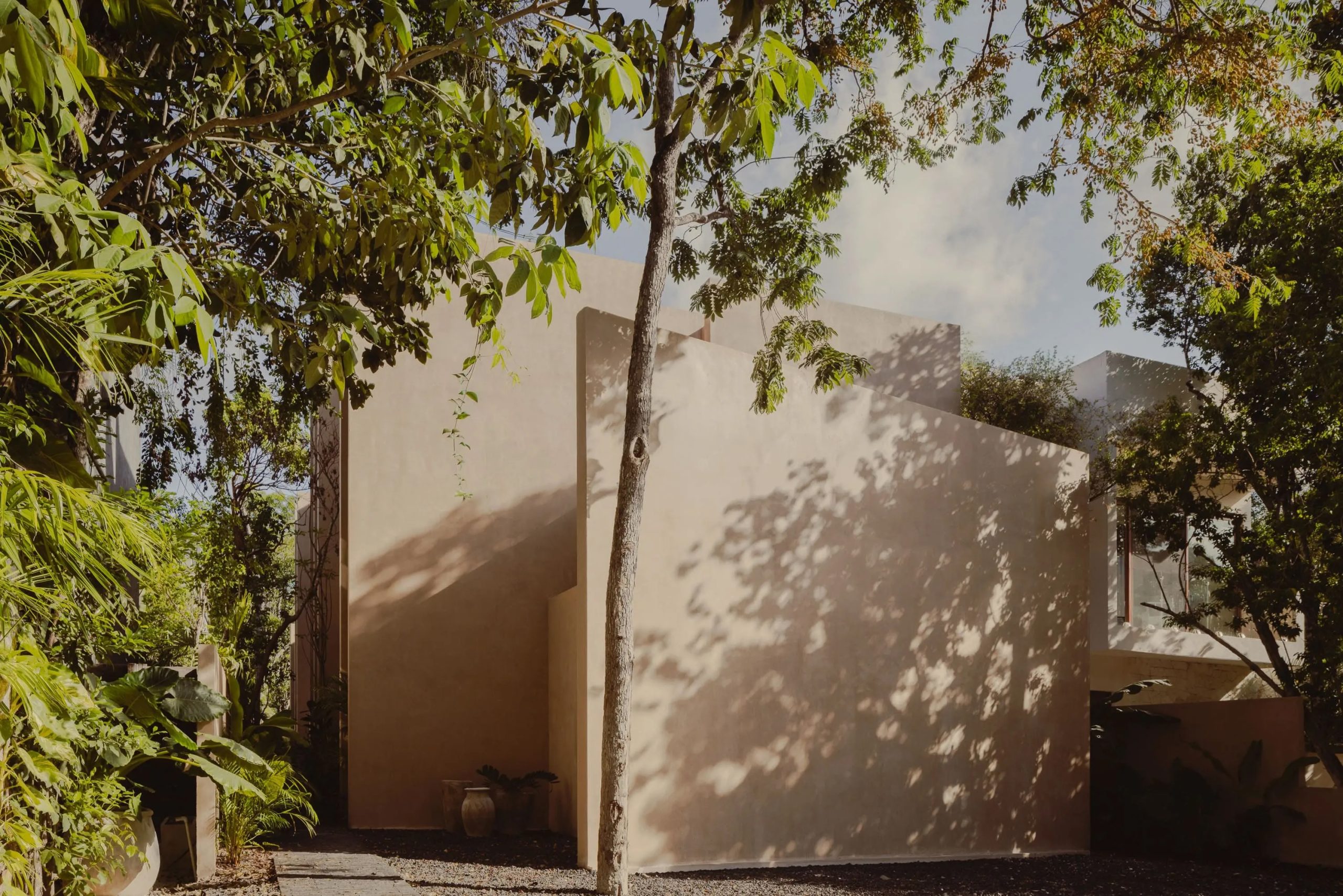 Erentia Arquitectos designs a monolithic house for the Tulum jungle