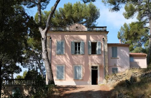 A faded pink bastide above Cassis is waiting to be restored