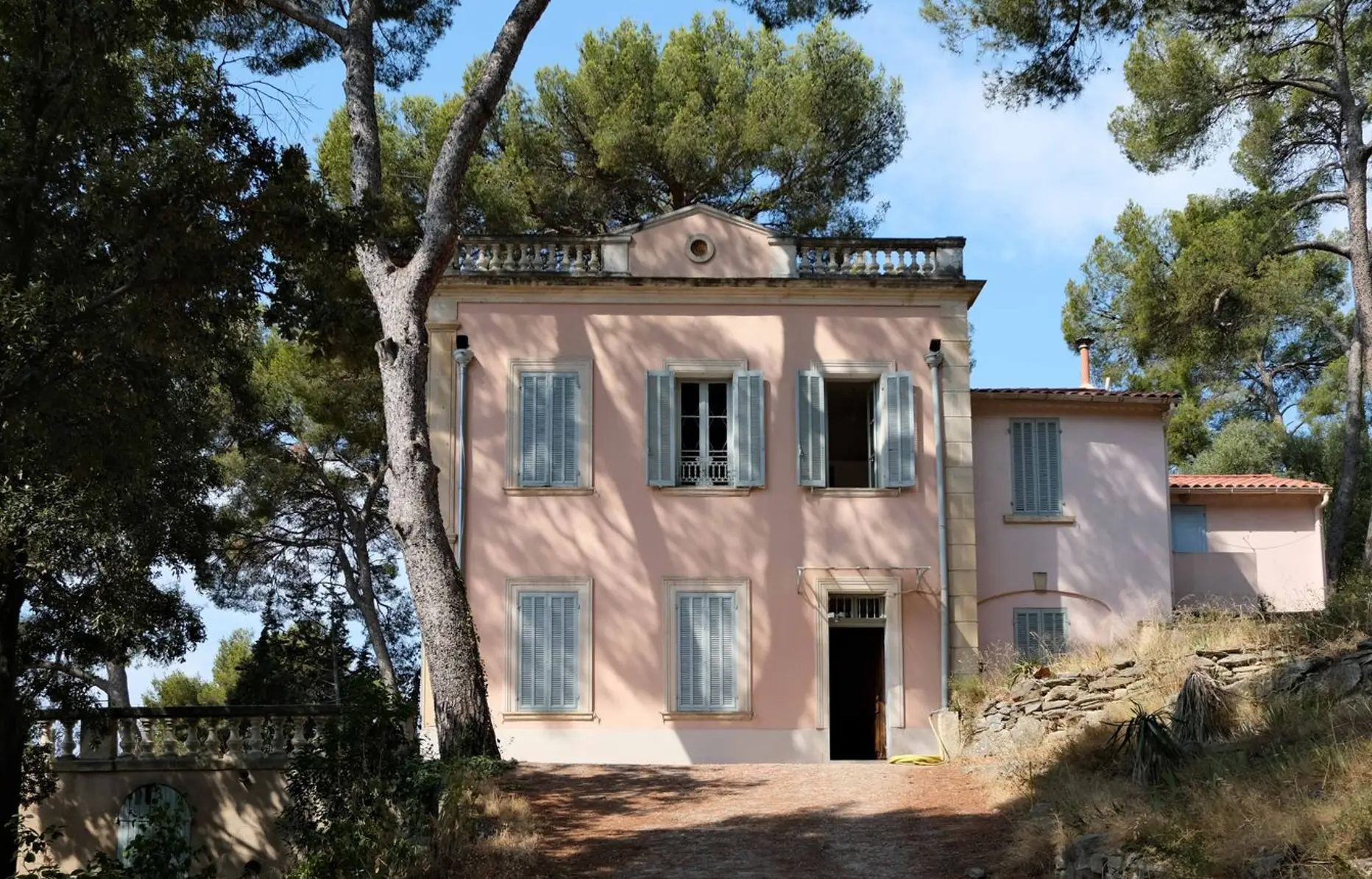 A faded pink bastide above Cassis is waiting to be restored