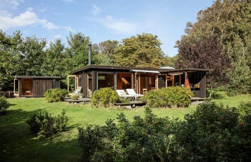 This timber-clad summerhouse opens onto Denmark’s north coast