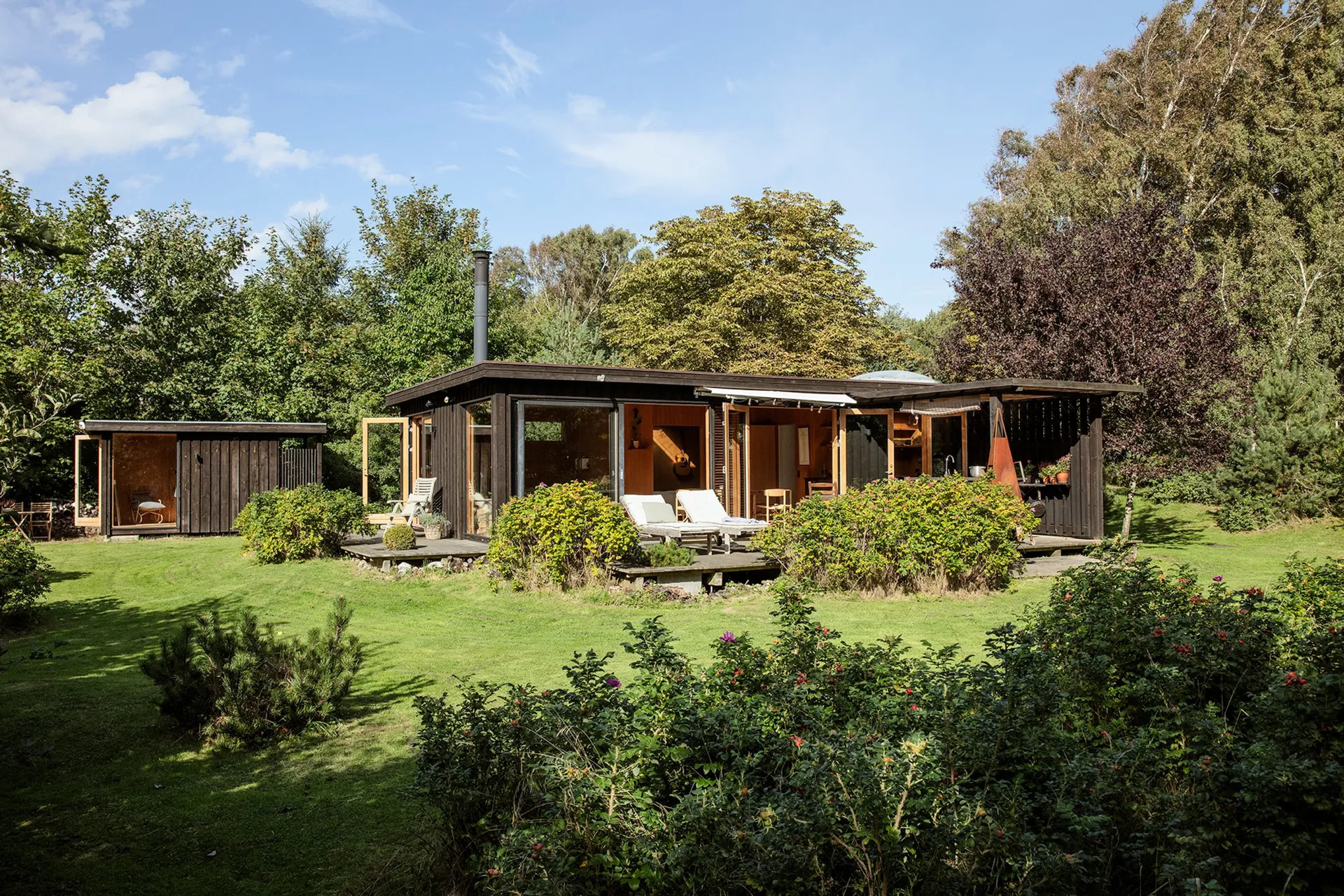 A timber-clad summerhouse opens onto Denmark’s north coast